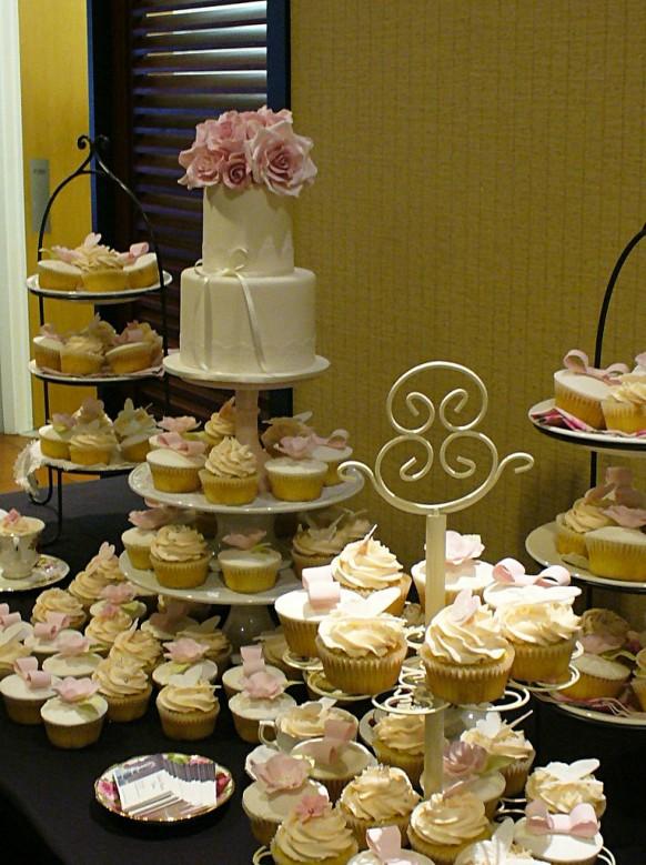 Food & Favor Wedding Show Cupcakes Display 1930040 Weddbook