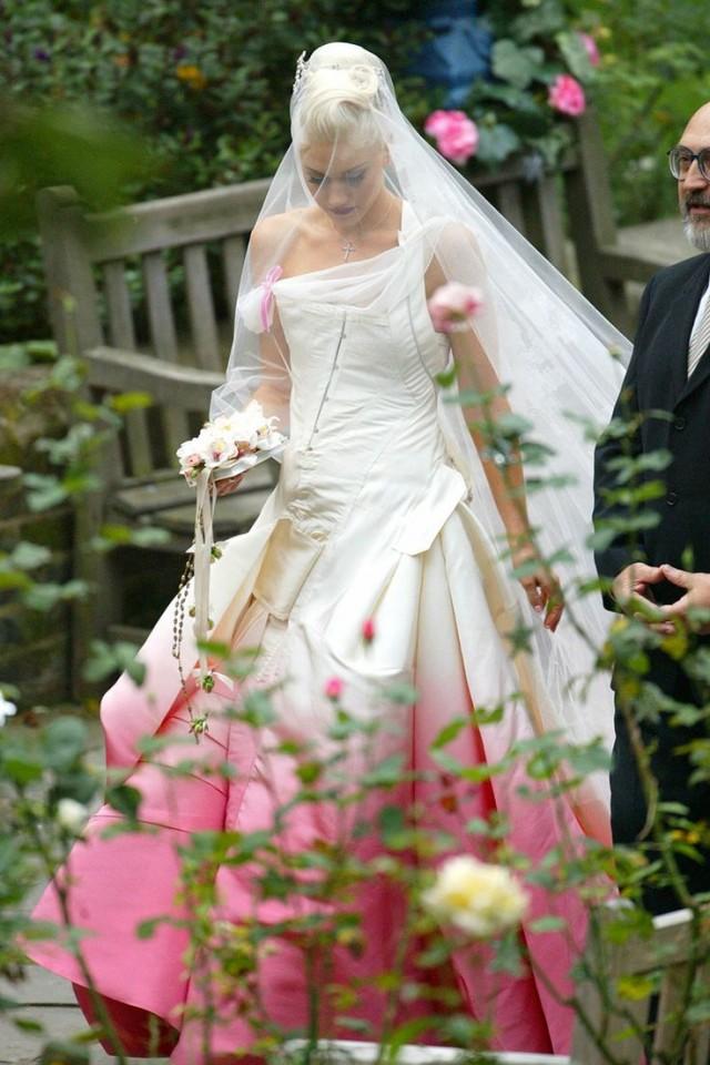 rock-wedding-gwen-stefani-wedding-dress-photo-2046914-weddbook