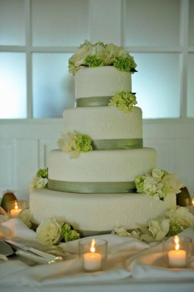 Green Wedding Green And White Wedding Cake 2064579 Weddbook 8277