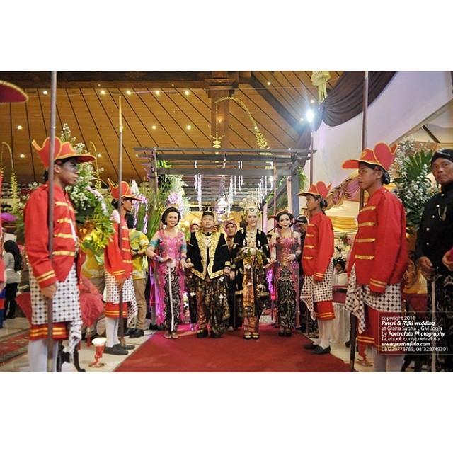 Foto Kirab Pengantin Pernikahan Jawa Puteri Rifki Di Graha Sabha Ugm Yogyakarta Weddingphoto By Poetrafoto