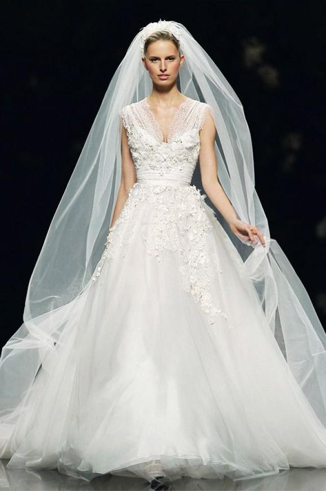 Karolina Kurkova Rocks This Stunning Floor Length Veil From The Elie