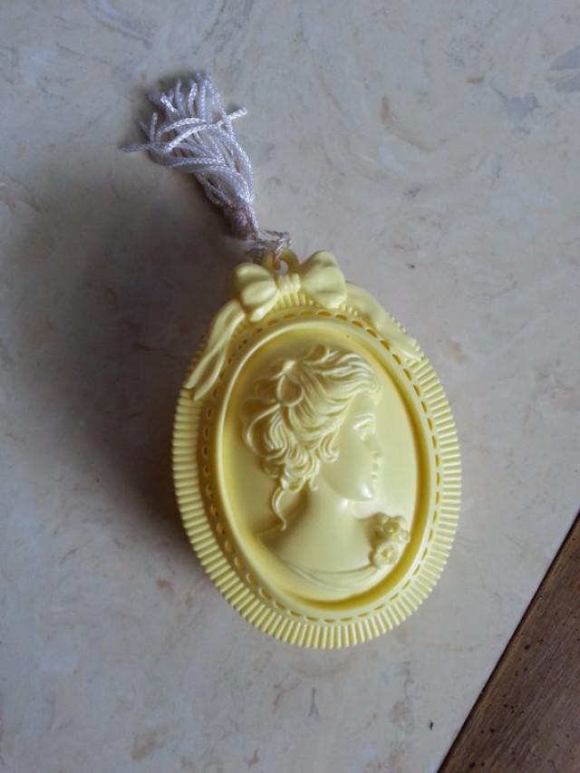 Vintage Avon Potpourri Holder Yellow Cameo With Off White Tassel Scent