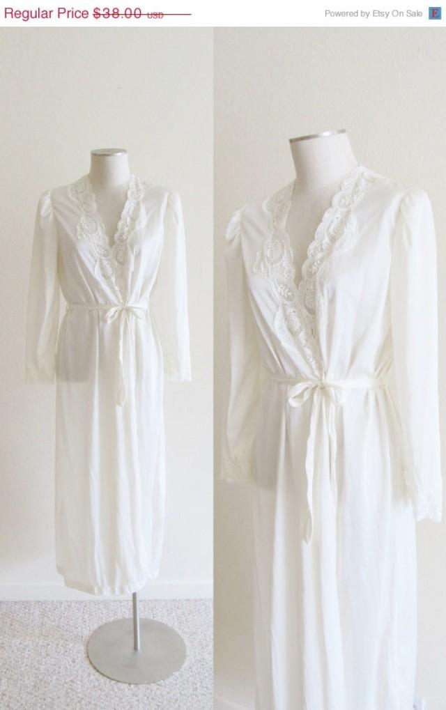 Sale 40 Off Vintage Olga Creamy Lingerie Robe Woman S Ivory
