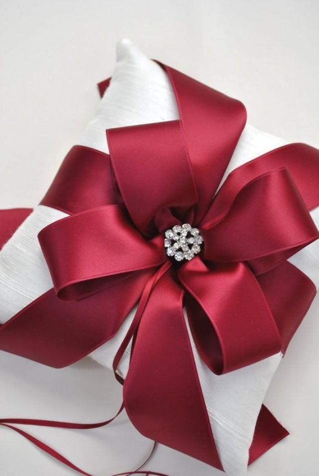 DIY Our Favorite Holiday Gift Wrapping Ideas 2324975 Weddbook DIY Our Favorite Holiday Gift Wrapping Ideas 2324975 Weddbook