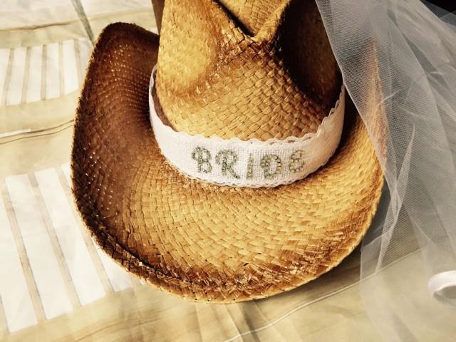 Western-Cowgirl-Bride-cowboy Hat-bride 