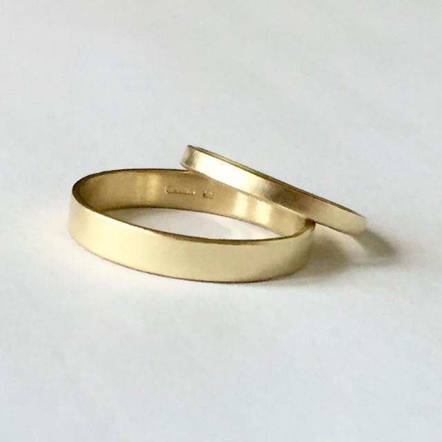 plain gold wedding band for her