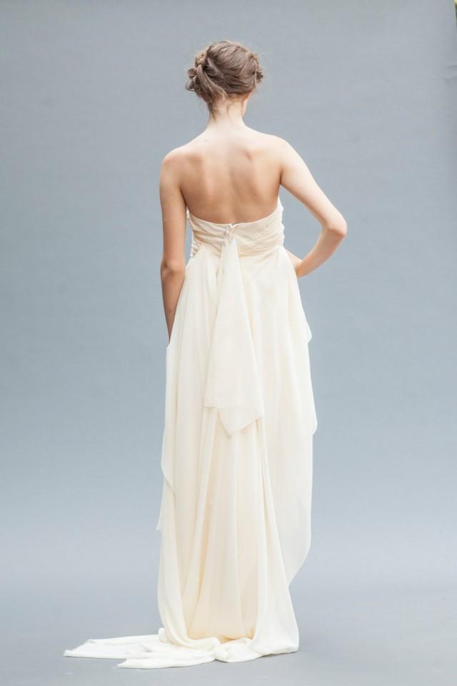 Short Wedding Dress. This Backless Wedding Gown Features Luxurious