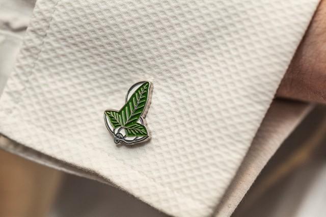 Details about   Elven Leaf Brooch CUFFLINKS Hobbit Lord of the Rings LOTR Silver Mens Wedding 