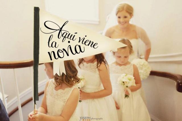 Aqui Viene La Novia Mas Hermosa Mi Mama Spanish Wood Ring Bearer Sign aqui-viene-la-novia-mas-hermosa-mi-mama-spanish-wood-ring-bearer-sign