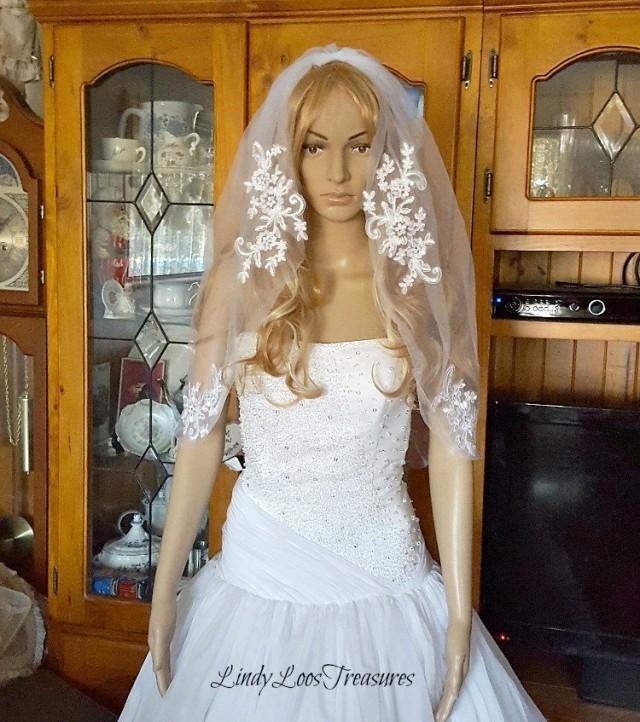 ivory veil with lace trim