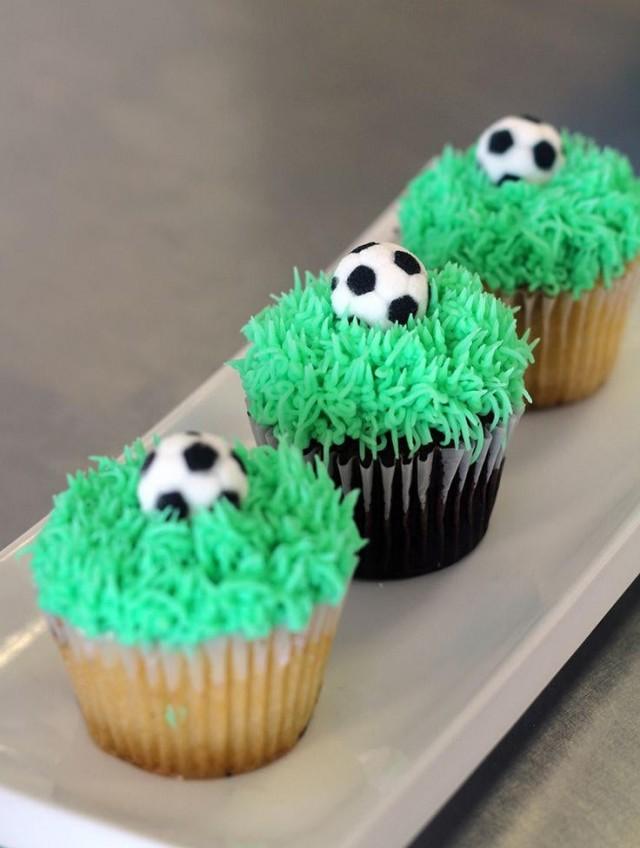 edible-soccer-ball-toppers-1-24-toppers-2938411-weddbook