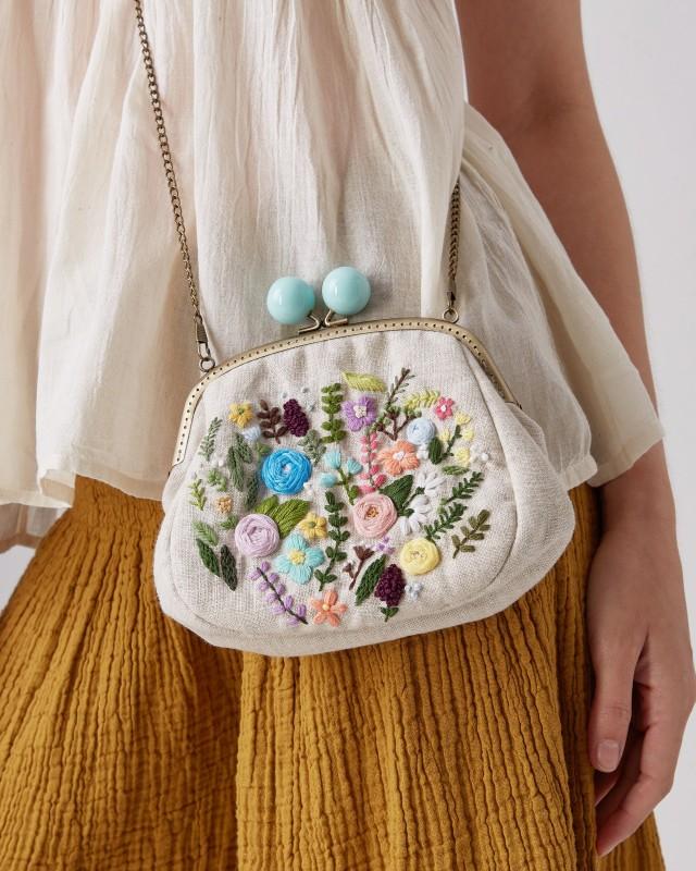 Custom Click Clack Purse Linen Floral Embroidery Kisslock Frame Purse